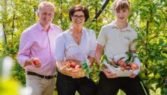Die neue Landesbäuerin Ursula Reiter mit Mann und Sohn auf ihrer Apfelplantage nahe Gleisdorf