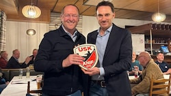 Norbert Schnöll (links) übergab den USK Anif in die Hände von Martin Hettegger.