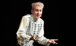 Kabarettistin Lisa Eckhart in ihrem neuen Programm „Ich war mal wer“