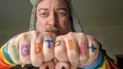 Mit einem sichtbaren Zeichen für Pluralität in der Sexualität – sein Kostüm für den Fasching – ...