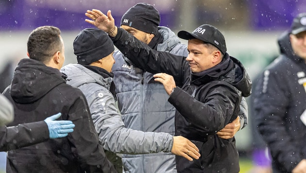 Altachs Coach Ognjen Zaric (re.) jubelte mit seinem Trainerteam nach dem dritten Sieg im vierten ...