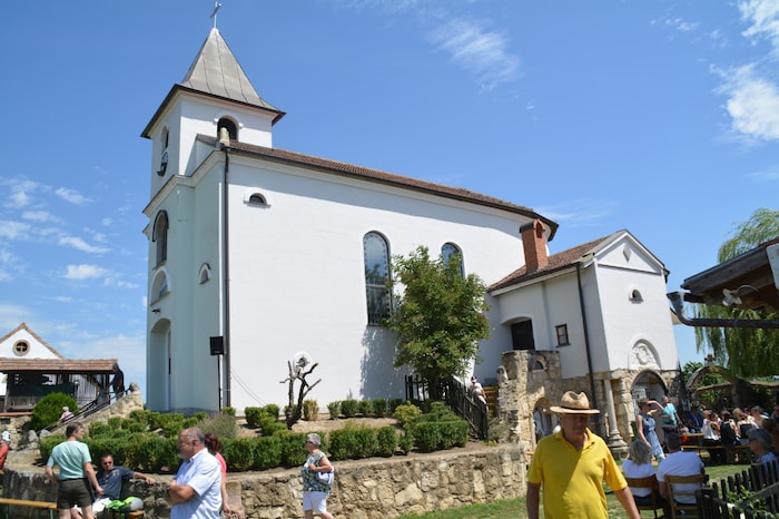 Auch die Kirche hat Pepo Haubenwallner mit seinem Team selbst gebaut. Baumeister Rapp schaute ...