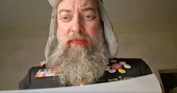 Martin Dowalil im bunten Kostüm bei der Verlesung der Ehrenerklärung.