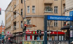 Der S-Bahnhof Hermannstraße in Berlin-Neukölln: Die Polizei sucht vier unbekannte ...