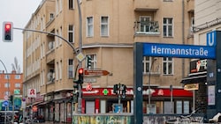 Der S-Bahnhof Hermannstraße in Berlin-Neukölln: Die Polizei sucht vier unbekannte ...