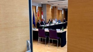 Im Zuge der Kritik an der SPÖ im U-Ausschuss kündigten Strobl und Stellvertreterin Carina ...