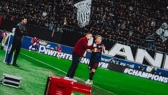 Red Bull Salzburgs Trainer Daniel Beichler mit Kapitän Mads Bidstrup.