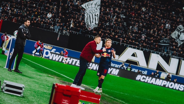 Red Bull Salzburgs Trainer Daniel Beichler mit Kapitän Mads Bidstrup.