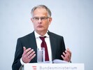 Finanzminister Markus Marterbauer (SPÖ) will eine Senkung der Lohnnebenkosten nur dann ...