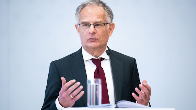 Finanzminister Markus Marterbauer (SPÖ) will eine Senkung der Lohnnebenkosten nur dann ...