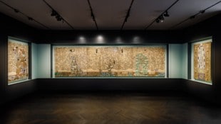 Gustav Klimt entwarf zwischen 1905 und 1911 die Vorlagen für das Mosaikfries im Speisesaal des ...