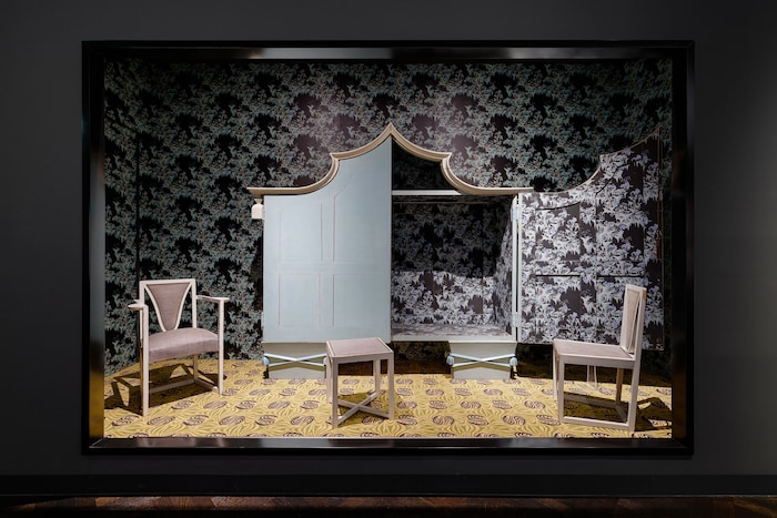 Kinderstühle von Josef Hoffmann vor Dagobert Peches Schaukasten für die Kunstschau Wien, 1920