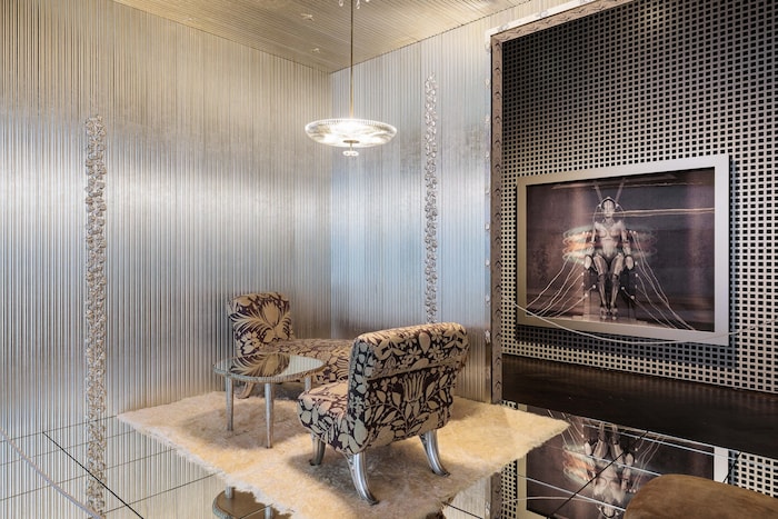 Josef Hoffmanns Boudoir für einen großen Star von 1937, dahinter der Maschinenmensch aus Fritz ...