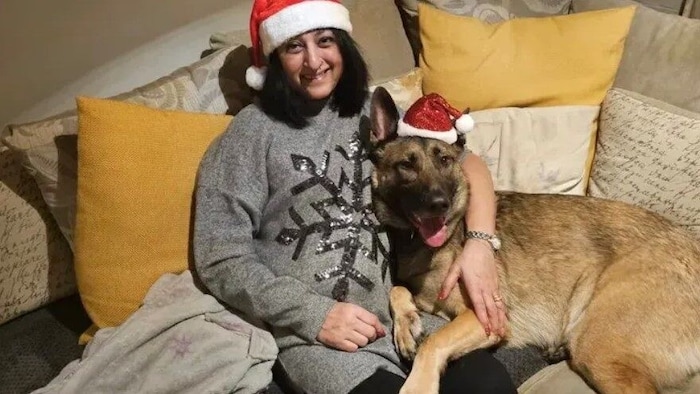 Manjit Sangha mit ihrem Hund.