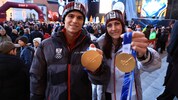 Skispringer Stephan Embacher und Skeleton-Ass Janine Flock zeigen stolz ihre Goldmedaillen.