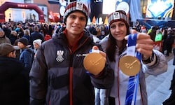 Skispringer Stephan Embacher und Skeleton-Ass Janine Flock zeigen stolz ihre Goldmedaillen.