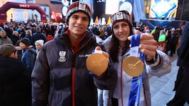 Skispringer Stephan Embacher und Skeleton-Ass Janine Flock zeigen stolz ihre Goldmedaillen.