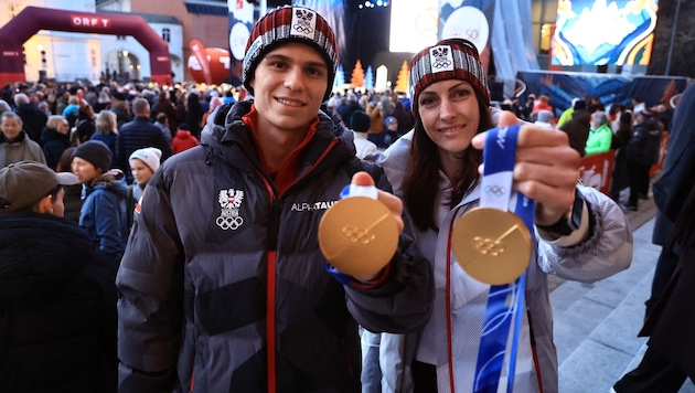 Skispringer Stephan Embacher und Skeleton-Ass Janine Flock zeigen stolz ihre Goldmedaillen.