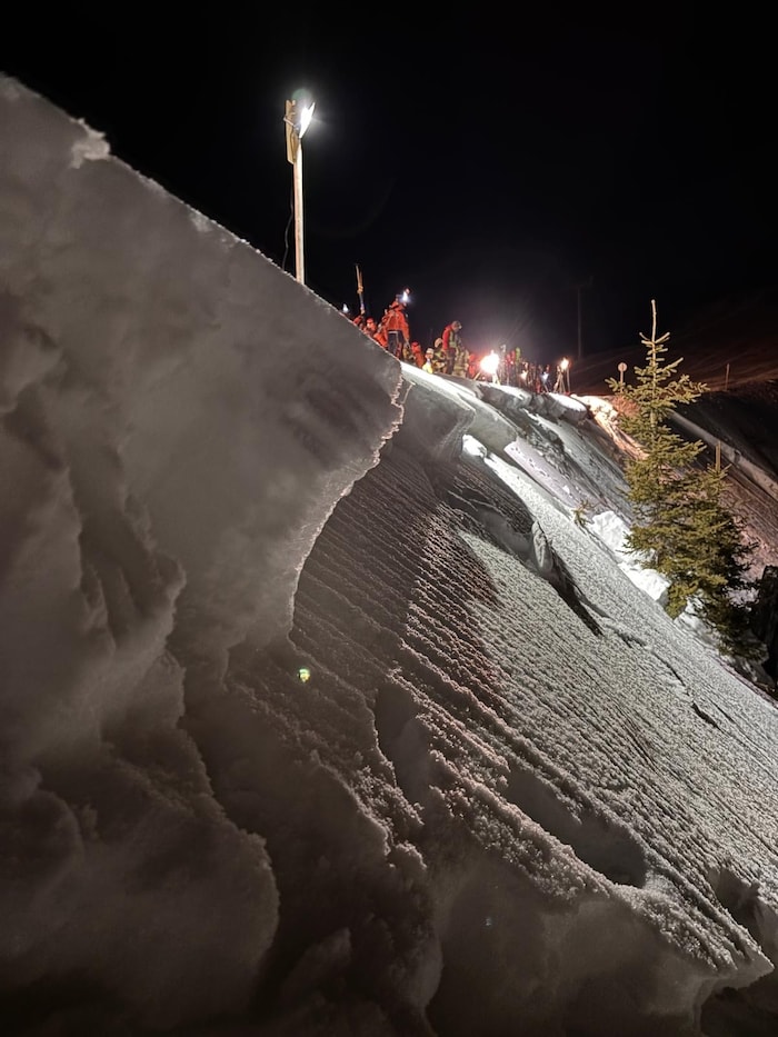 Die Einsatzkräfte rückten in der Dunkelheit aus.