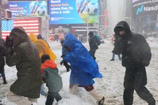 In Teilen des Bundesstaats Rhode Island fiel laut der Nationalen Wetterbehörde fast ein Meter ...