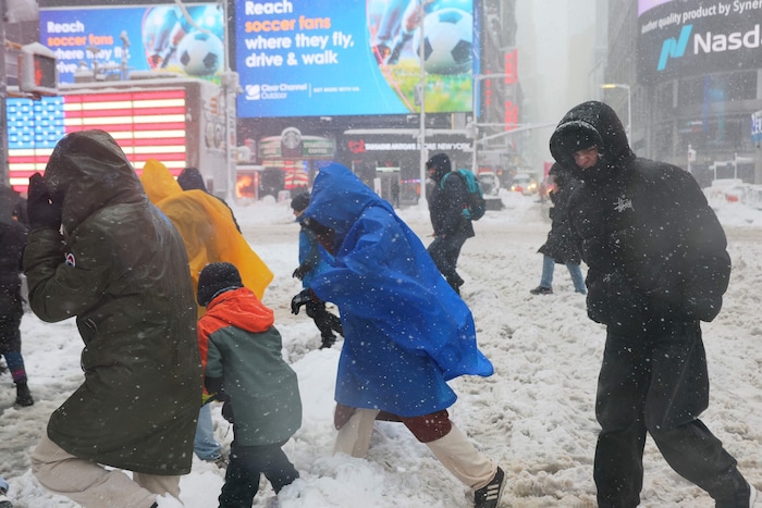 In Teilen des Bundesstaats Rhode Island fiel laut der Nationalen Wetterbehörde fast ein Meter ...