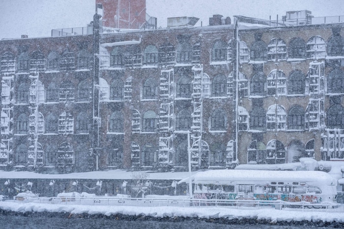 Der öffentliche Nahverkehr in der größten Stadt der USA funktionierte nur eingeschränkt. Busse ...