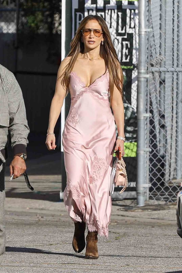 Für den Geburstag ihrer Zwillinge war Jennifer Lopez in ein rosa Slipdress geschlüpft.