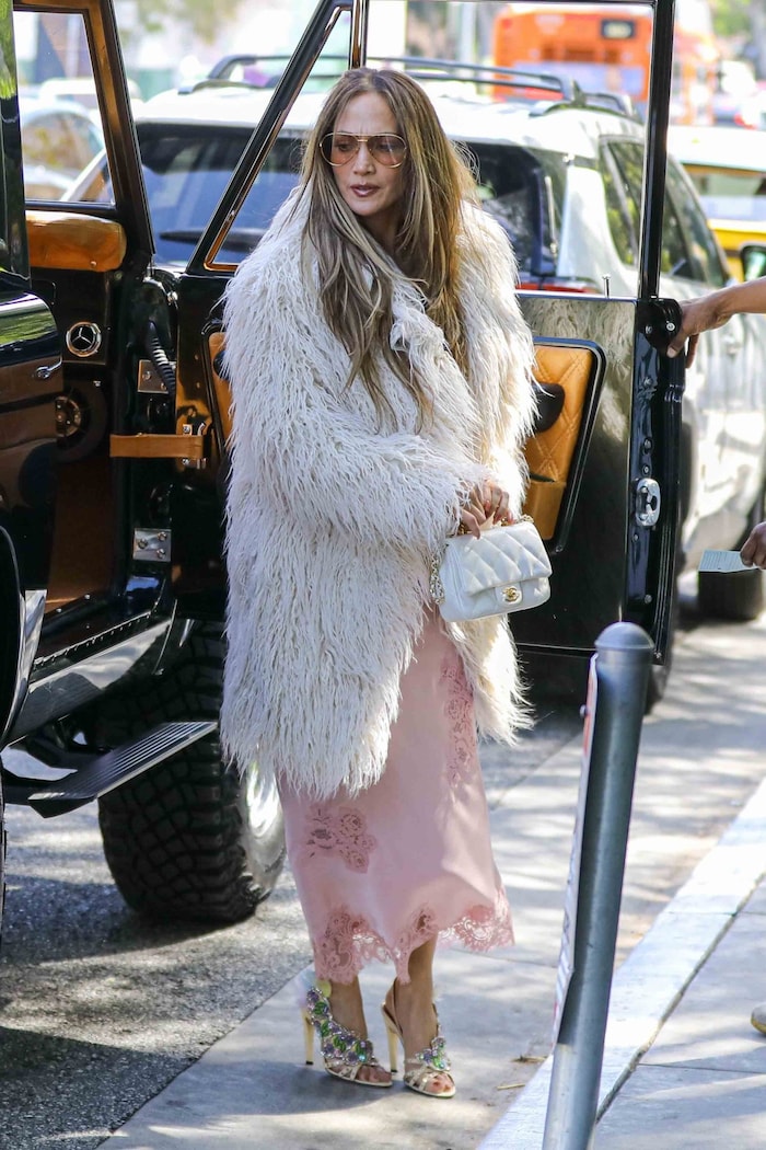 Dazu kombinierte sie einen weißen Flausch-Mantel.