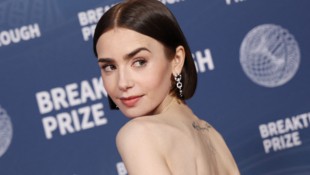 „Emily in Paris“-Star Lily Collins verwandelt sich für ihren neuen Film in Audrey Hepburn.