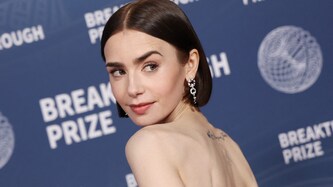 „Emily in Paris“-Star Lily Collins verwandelt sich für ihren neuen Film in Audrey Hepburn.