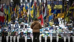 An etlichen Orten in Kiew wird an die gefallenen Soldaten erinnert.