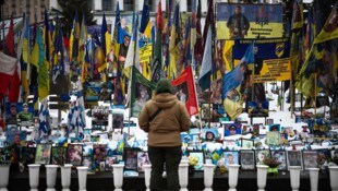 An etlichen Orten in Kiew wird an die gefallenen Soldaten erinnert.