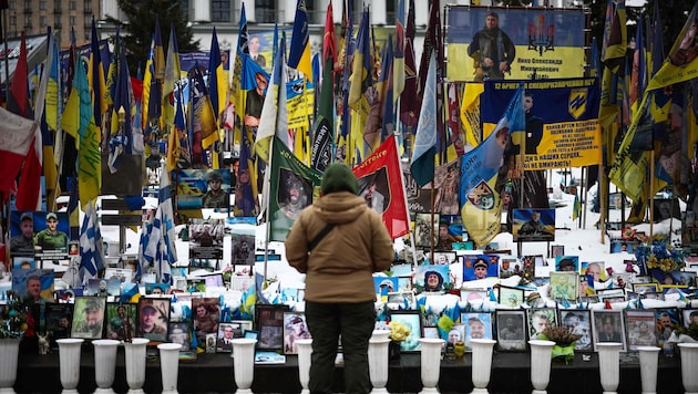 An etlichen Orten in Kiew wird an die gefallenen Soldaten erinnert.