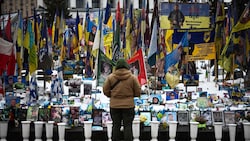 An etlichen Orten in Kiew wird an die gefallenen Soldaten erinnert.