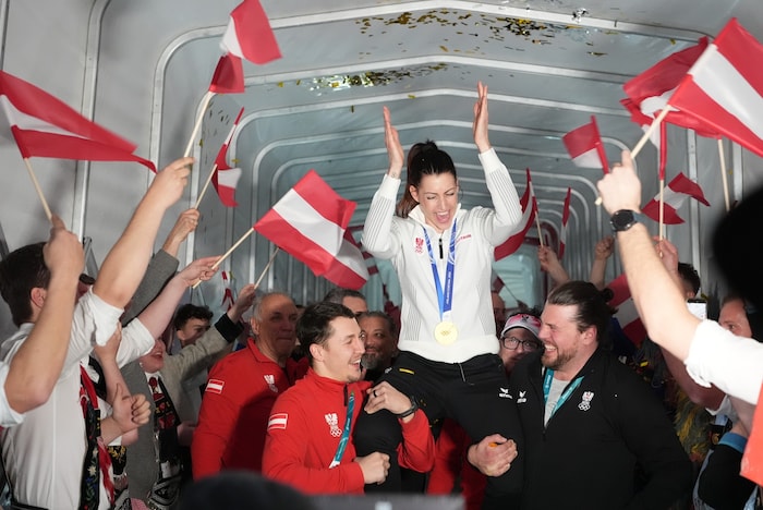 Der euphorische Empfang für Janine Flock im Austria House von Cortina.