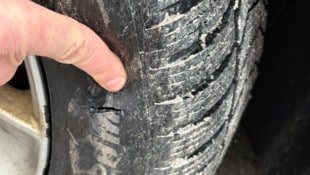 Deutlich ersichtlich die Einschnittstelle am beschädigten Reifen.