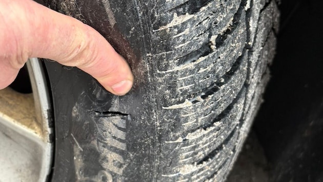 Deutlich ersichtlich die Einschnittstelle am beschädigten Reifen.