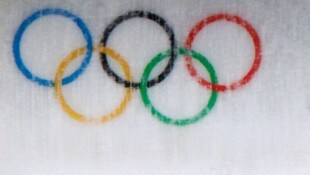 Die olympischen Ringe in Mailand und Cortina.