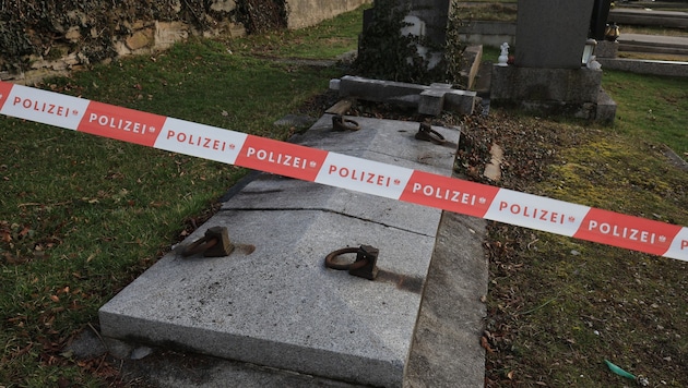 The crime scene at the cemetery in Vienna's Penzing district