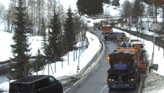 Feuerwehr und Räumdienst befinden sich mittlerweile vor Ort.