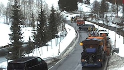 Feuerwehr und Räumdienst befinden sich mittlerweile vor Ort.