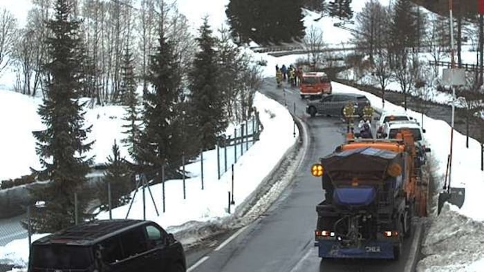 Feuerwehr und Räumdienst befinden sich mittlerweile vor Ort.