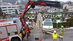 Spektakulär! Ein Pkw flog Dienstagfrüh fast auf den Friedhof in Schwarzach.