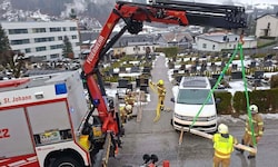 Spektakulär! Ein Pkw flog Dienstagfrüh fast auf den Friedhof in Schwarzach.