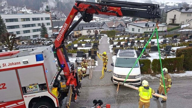 Spektakulär! Ein Pkw flog Dienstagfrüh fast auf den Friedhof in Schwarzach.