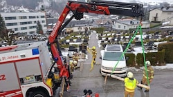 Spektakulär! Ein Pkw flog Dienstagfrüh fast auf den Friedhof in Schwarzach.