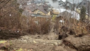 Mitten in der Nacht rutschte der Hang ab. 