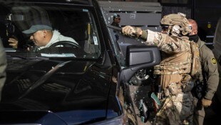 ICE-Beamte zerschmettern bei einem Einsatz im Dezember im US-Staat Illinois eine Autoscheibe. ...