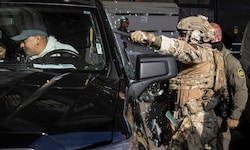 ICE-Beamte zerschmettern bei einem Einsatz im Dezember im US-Staat Illinois eine Autoscheibe. ...