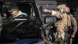 ICE-Beamte zerschmettern bei einem Einsatz im Dezember im US-Staat Illinois eine Autoscheibe. ...